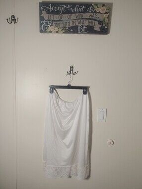 In Like New Condition Vassarette 2X Gorgeous White Half Slip